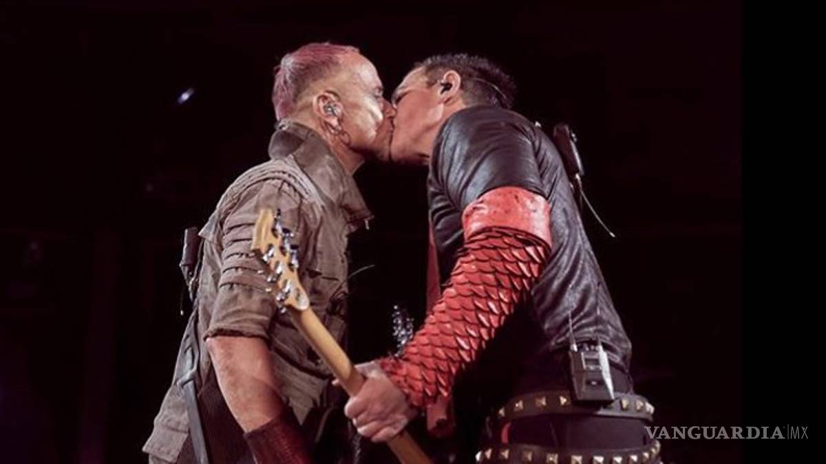 Miembros de Rammstein se besan en protesta por ley anti-LGBTTTI en Rusia
