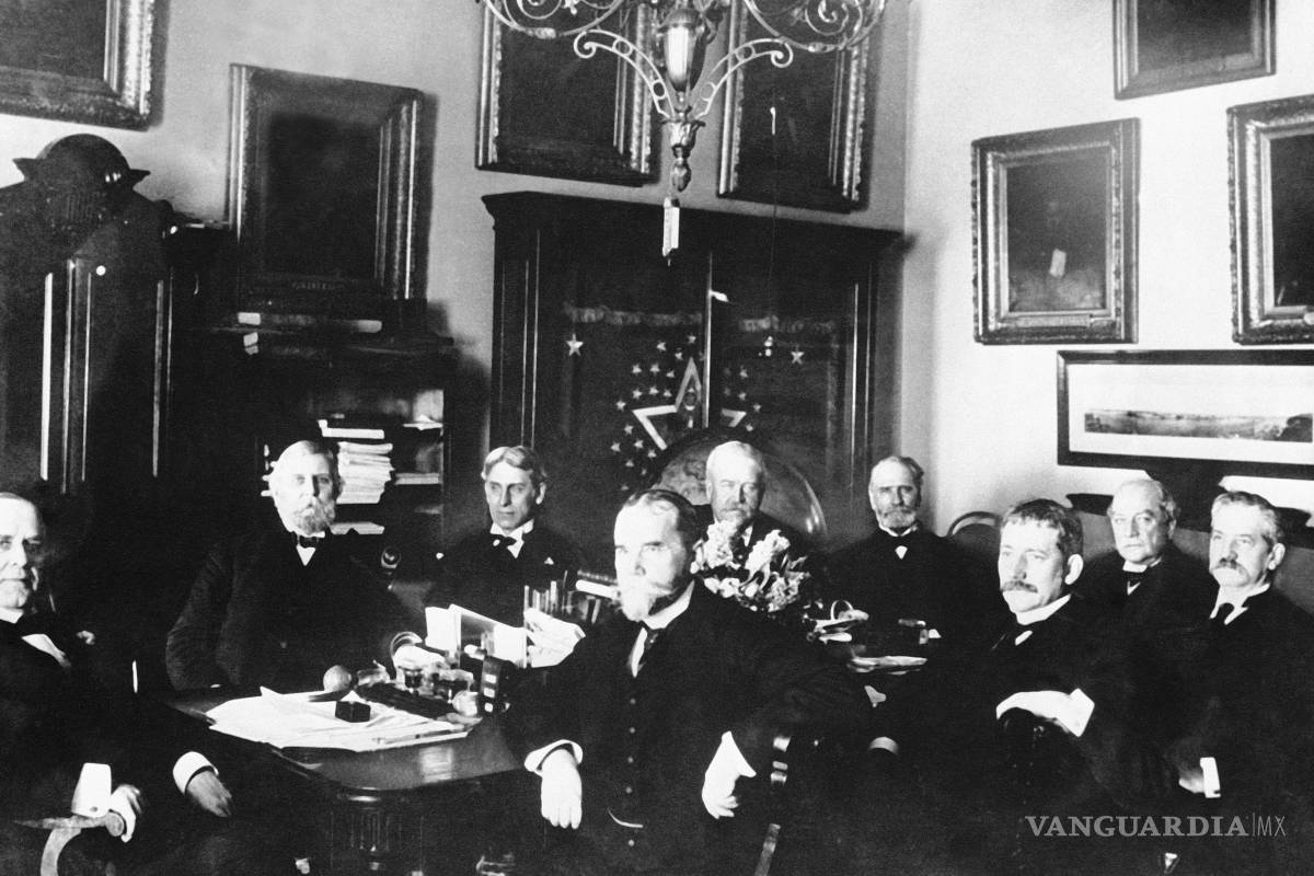$!El entonces presidente estadounidense William McKinley, a la izquierda, posa con su gabinete durante una reunión en la Casa Blanca, en esta foto de 1898.