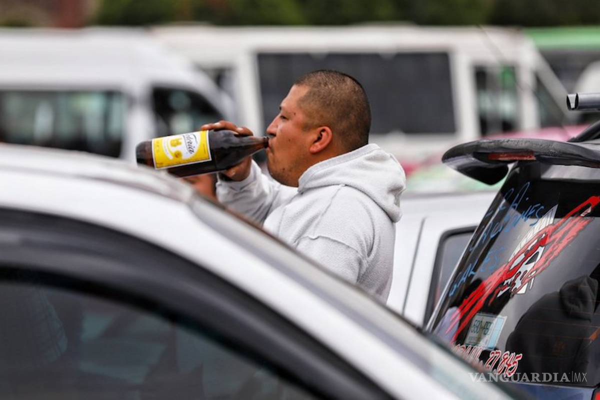 Con 'caguama' en mano captan a taxistas durante manifestación en Ciudad de México
