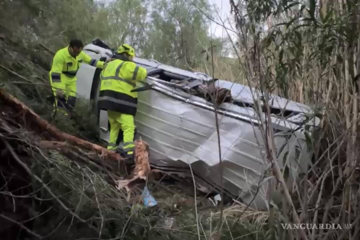 Familia sobrevive tras caer en barranco de la carretera Saltillo-Matehuala; conductor dormitó