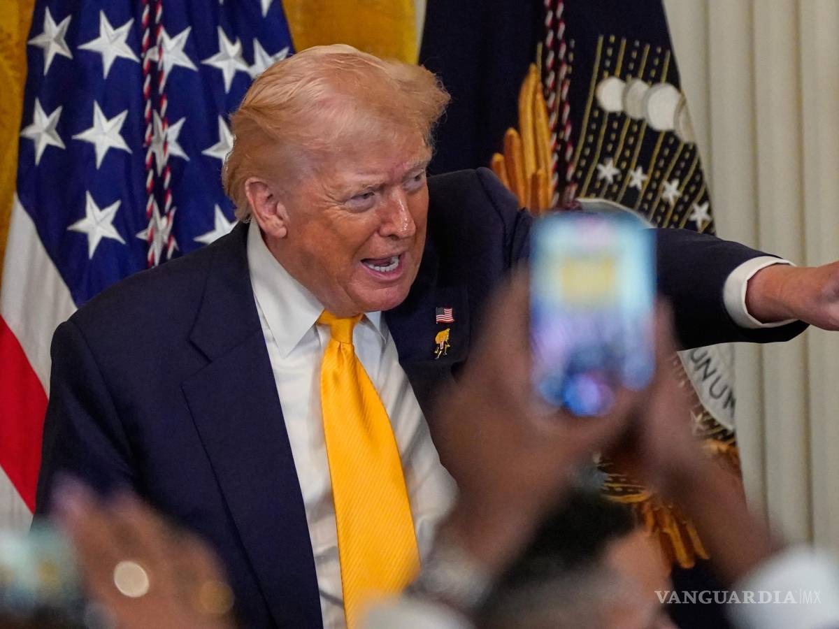 $!El presidente Donald Trump hace un gesto durante un evento del Mes de la Historia Negra en la Sala Este de la Casa Blanca en Washington.