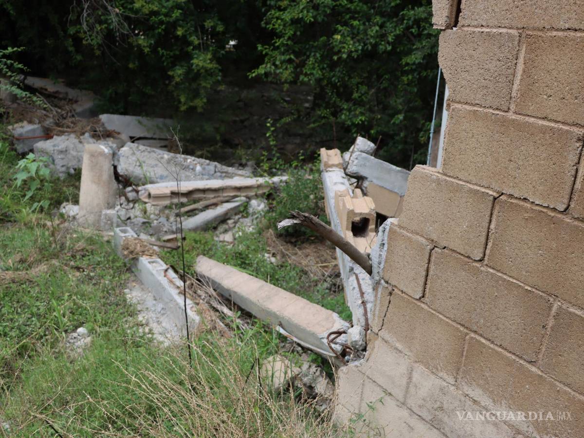 $!Algunas bardas que fueron derribadas hace años por aguaceros, permanecen como testigos de la fuerza de la naturaleza.