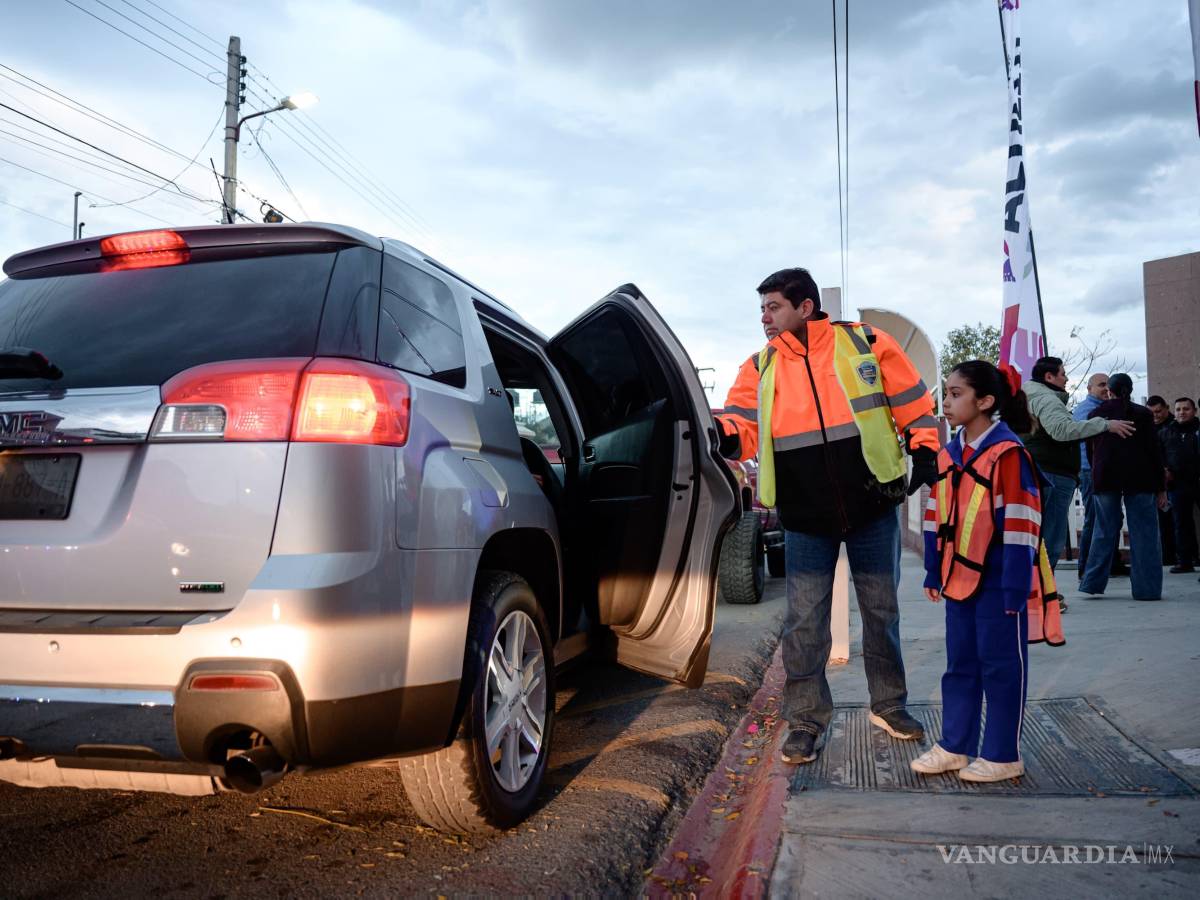 $!Patrullas Escolares, integradas por 220 madres y padres de familia, apoyarán en la seguridad de 22 escuelas de alta demanda durante el regreso a clases.