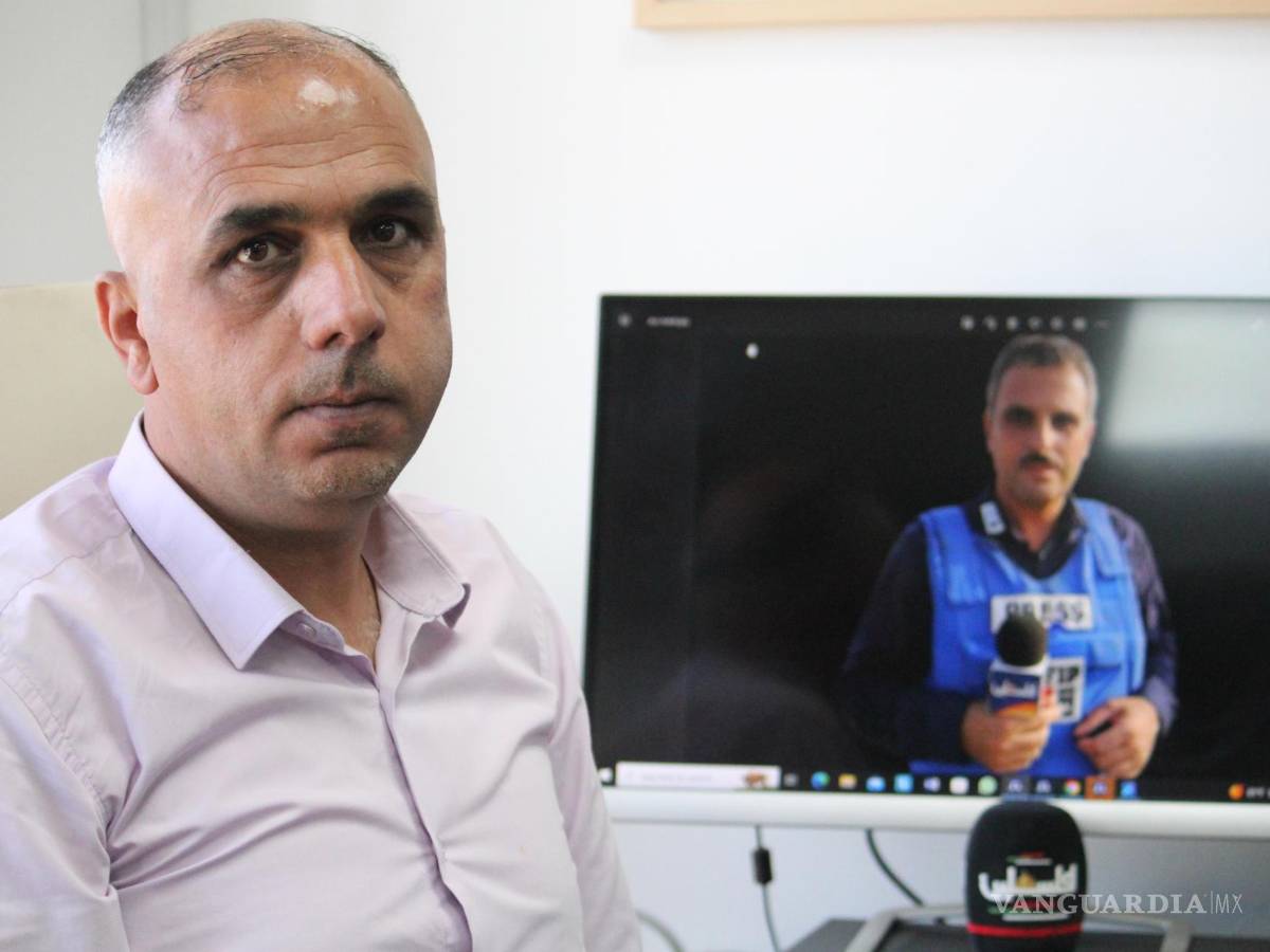 $!Israel apuntó directamente contra su domicilio, hubo un impacto directo sobre su casa, denuncia a EFE Mohamed Bargouti (c), director de noticias de Palestine TV.