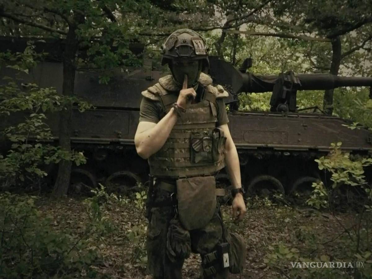$!Un soldado ucraniano posa para la cámara con los dedos en los labios, en un lugar no revelado en Ucrania.