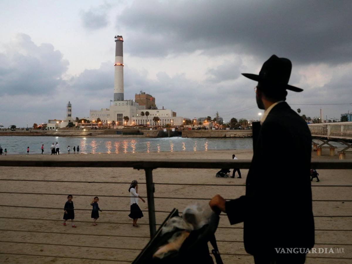 $!Judíos ultraortodoxos disfrutan de la playa de Tel Aviv, ciudad de Israel, estado que cumple el 75 aniversario de independencia.