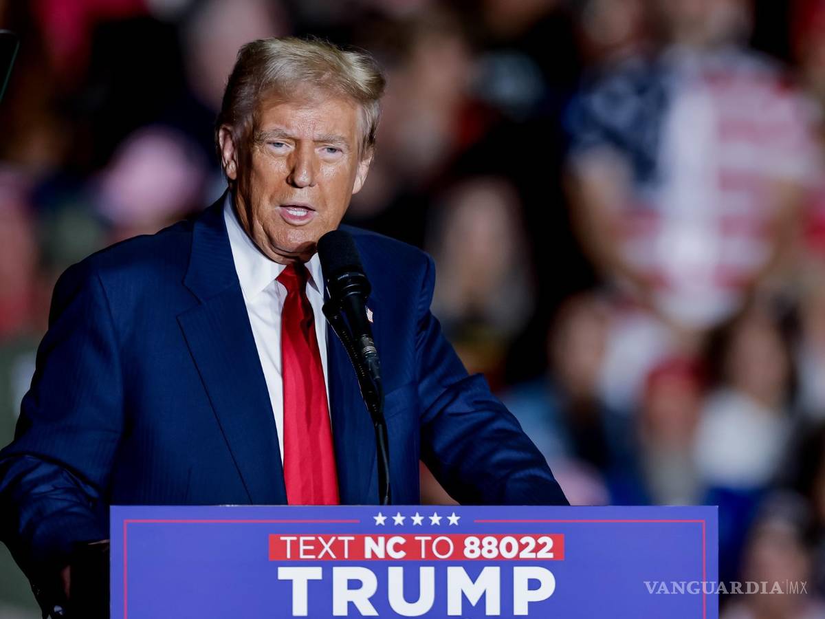 $!El candidato presidencial republicano Donald Trump habla en un mitin de campaña en el Greensboro Coliseum en Greensboro, Carolina del Norte.