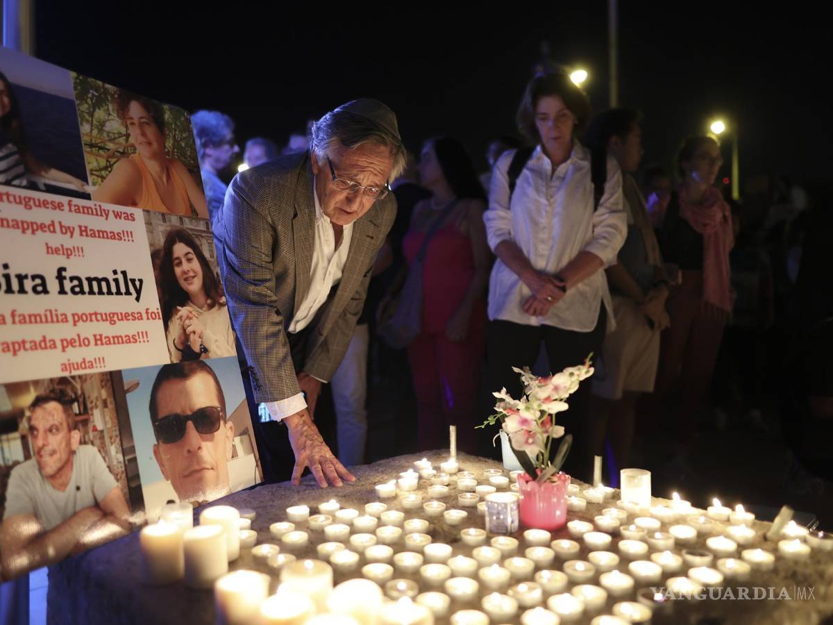 $!La gente enciende velas durante una vigilia por Israel organizada por la Comunidad Judía de Lisboa, Lisboa, Portugal
