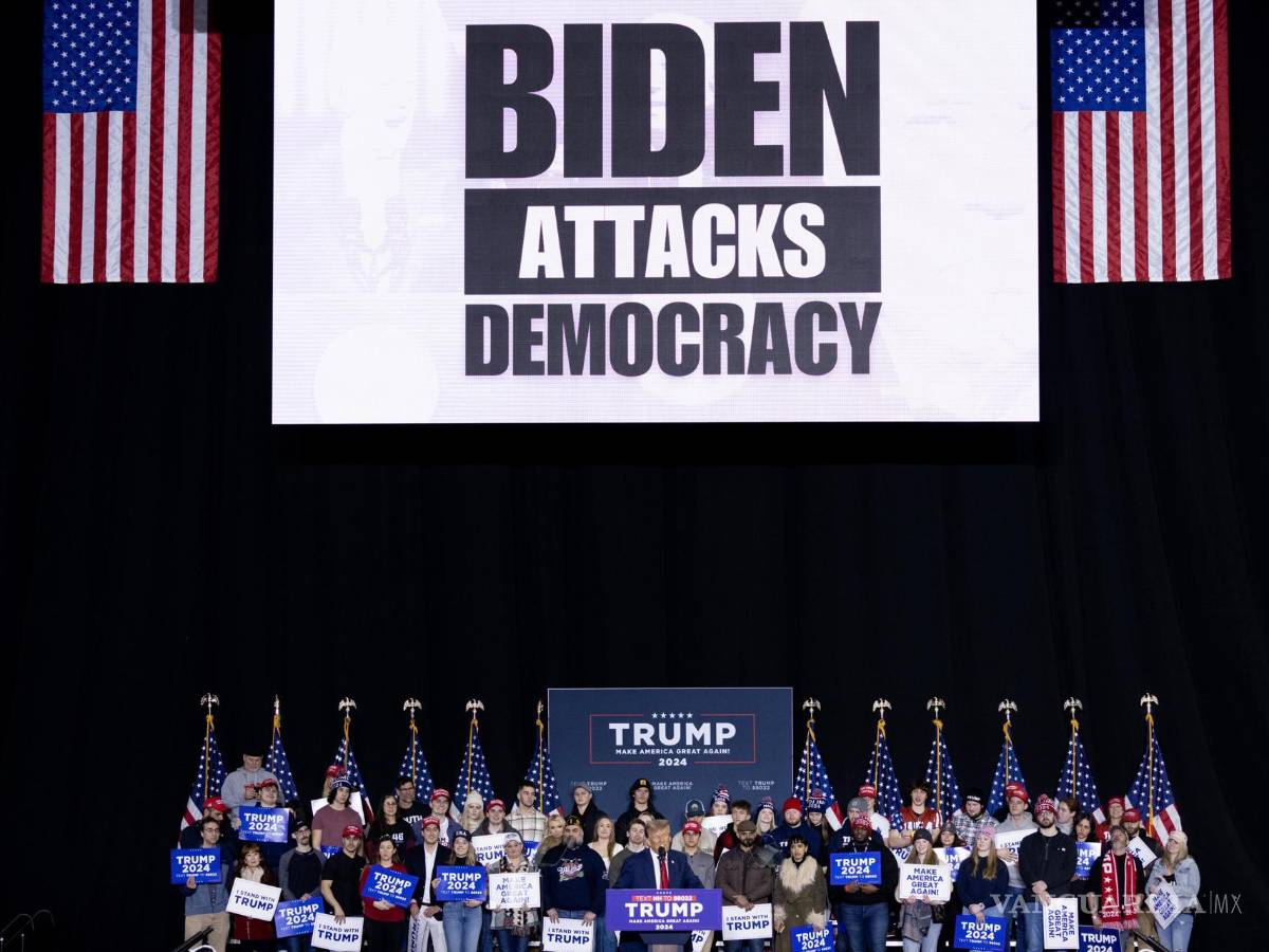 $!El expresidente estadounidense Donald Trump (abajo c) realiza un mitin de campaña en el SNHU Arena de Manchester, New Hampshire.