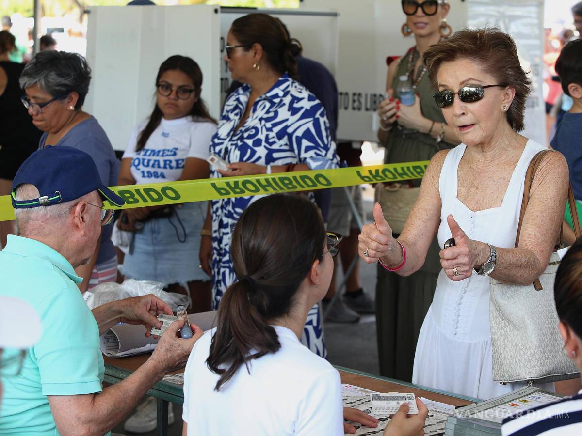 $!Una mujer asiste a votar en las elecciones generales mexicanas este domingo en un colegio electoral en Cancún, Quintana Roo (México).