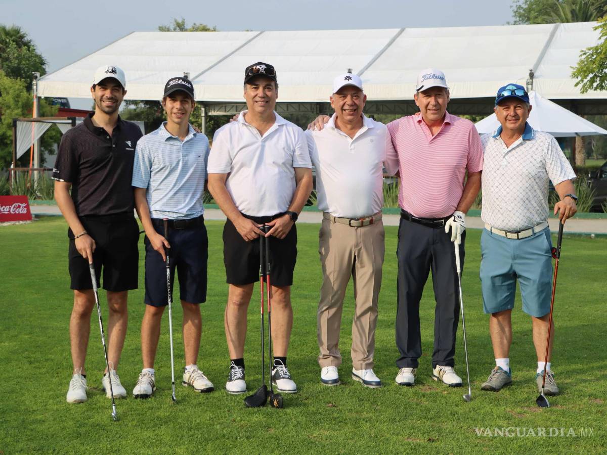 $!Golfistas listos en el Club Campestre de Saltillo para el escopetazo de salida del torneo rotario.