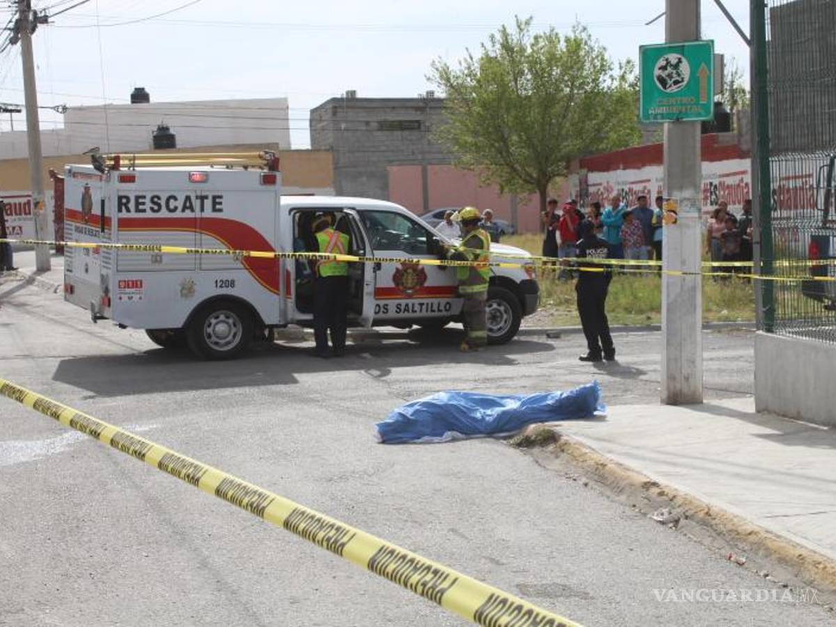 $!Peritos y agentes de investigación criminal realizaron el levantamiento del cuerpo de Aldo, extendiendo el acordonamiento en el área.