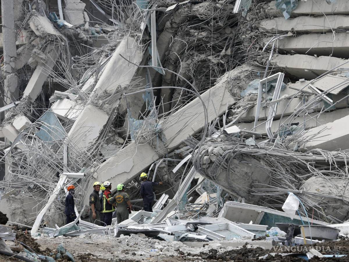 $!Equipos de rescate buscan contra reloj este sábado a supervivientes entre la montaña de escombros en la que ha quedado reducida un edificio en obras.