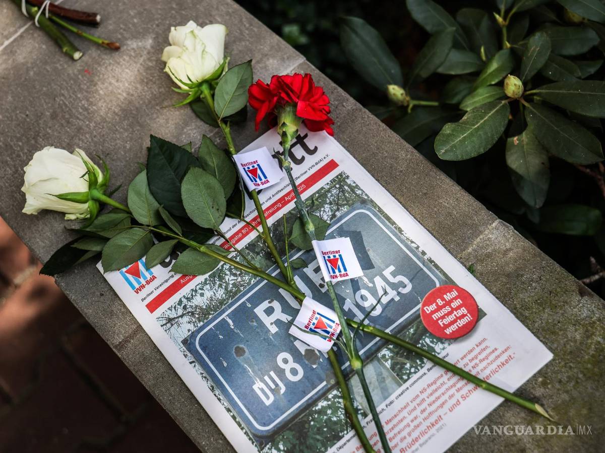 $!Flores y un periódico se depositan en el lugar histórico de la Capitulación de Berlín, en la calle Schulenburgring, con motivo del 80 aniversario de la misma, en Berlín.