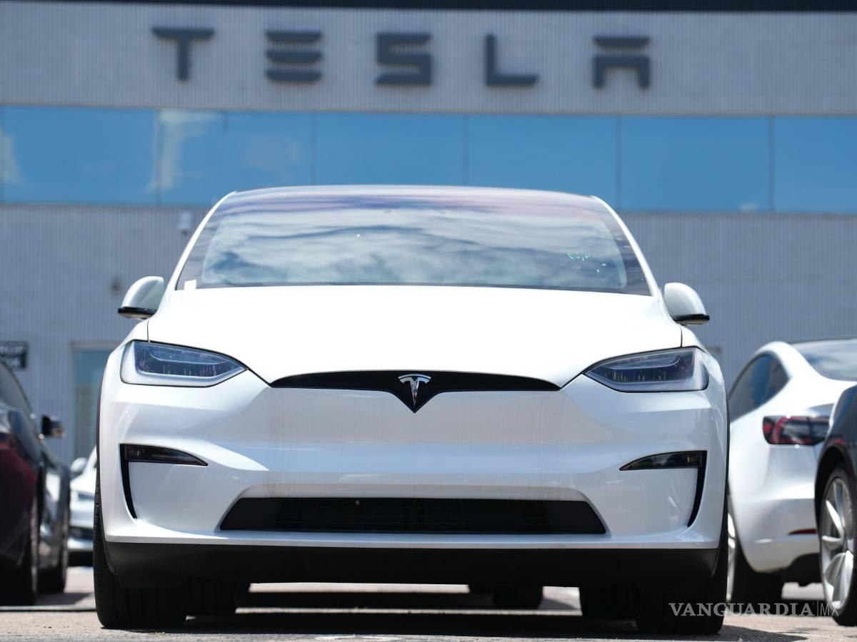 $!Un Model X 2023 se encuentra afuera de un concesionario Tesla el 18 de junio de 2023 en Englewood, Colorado.