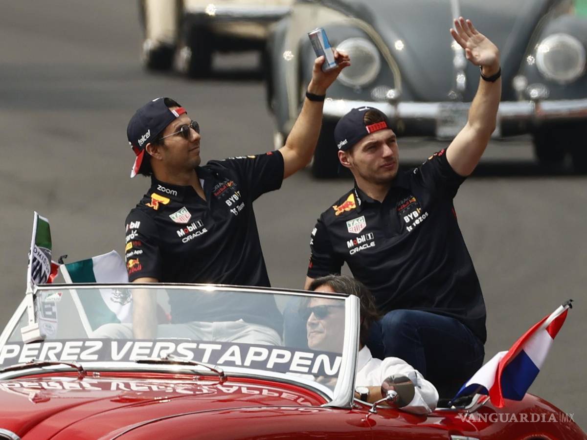 $!Sergio Pérez (i) y el holandés Max Vertapeppen, de Red Bull Racing, saludan en el desfile previo a la carrera por el GP de Mexico.