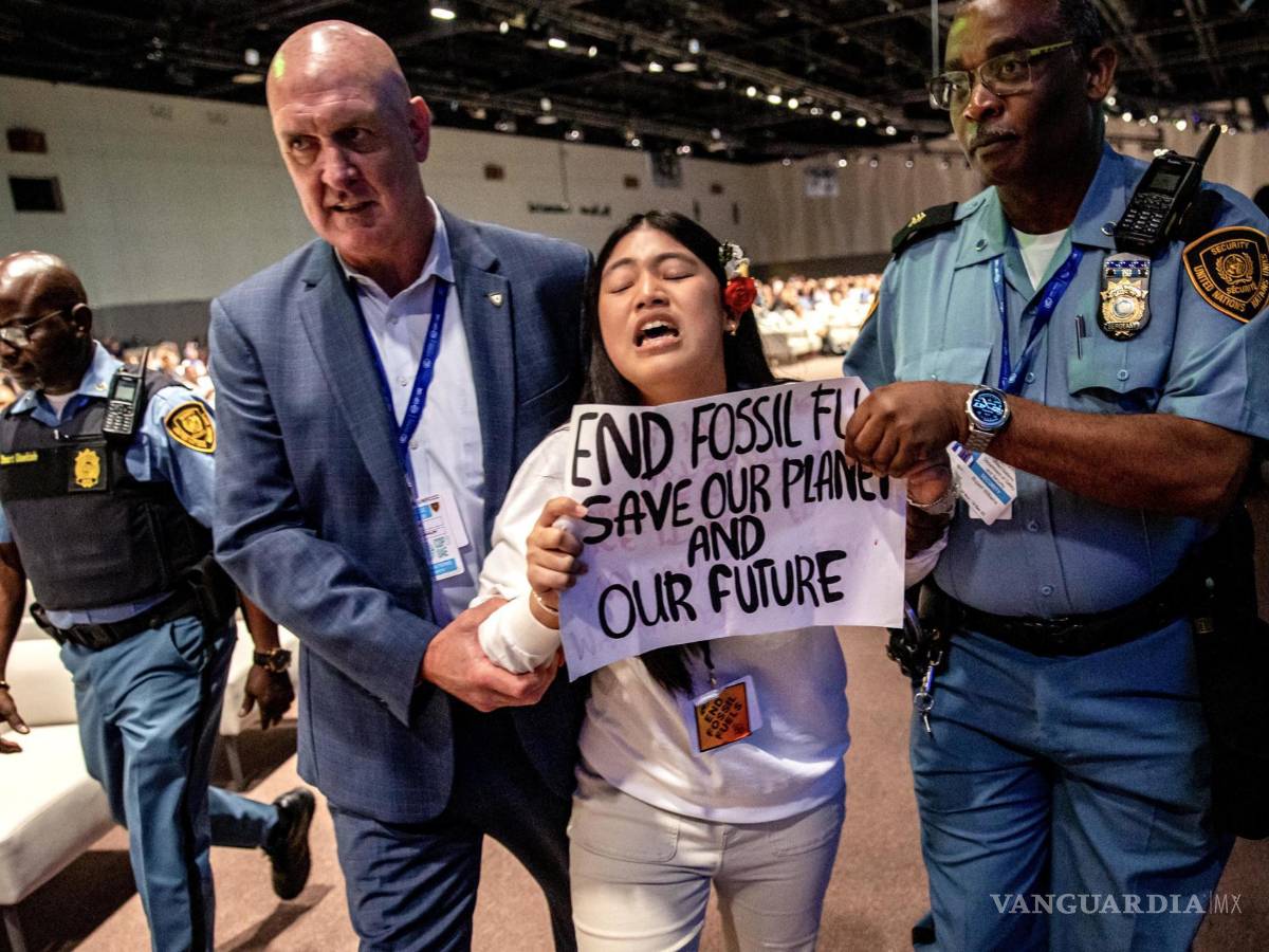 $!Oficiales de seguridad escoltan a la activista climática indígena de la India, Licypriya Kangujam (2-R), de 12 años, mientras protesta en la COP28 en Dubai.