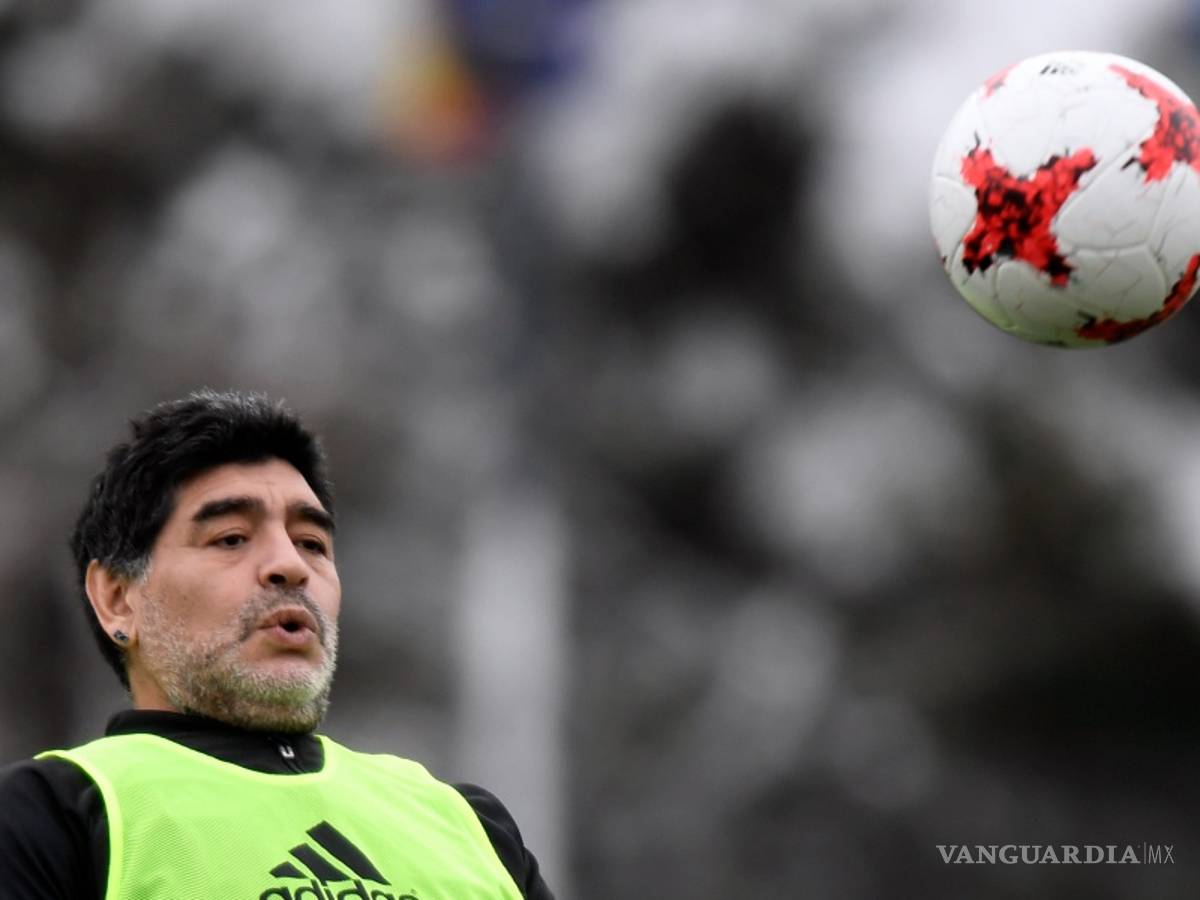 $!Comencé a consumir drogas a los 24 años en el Barcelona: Maradona