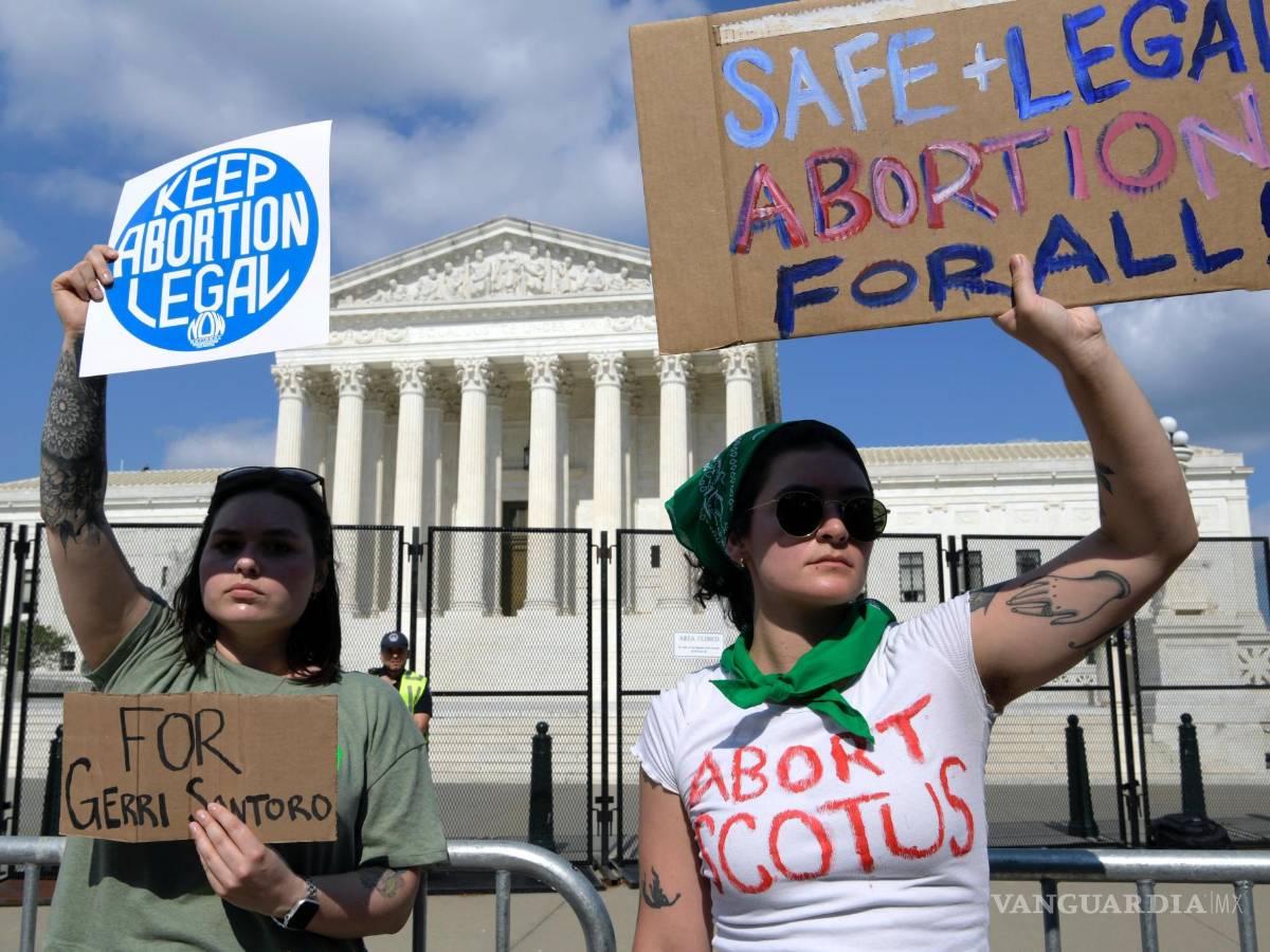 $!Activistas de los grupos Bans Off Our Bodies y Pro Choice protestan contra el fallo que prohíbe el aborto hoy, frente al Tribunal Supremo en Washington.