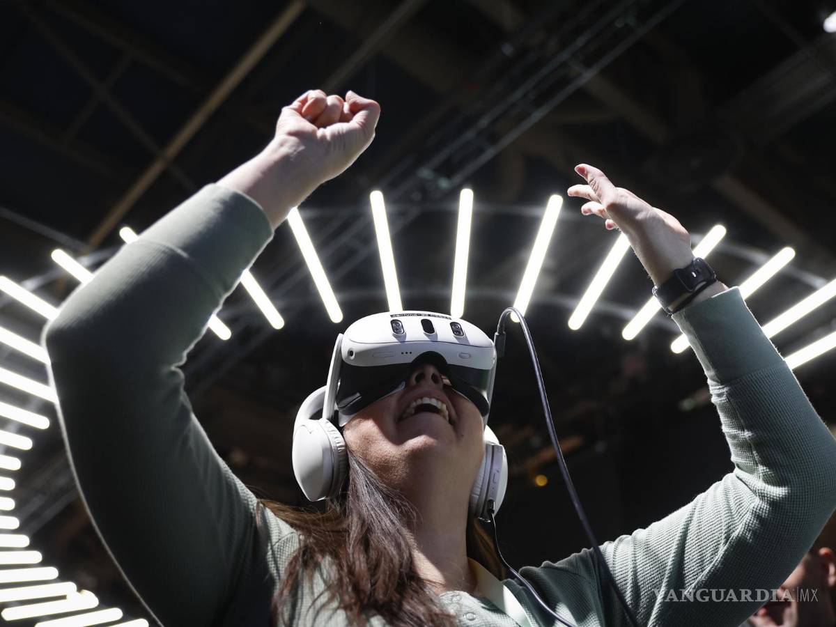$!Un asistente usa gafas de realidad virtual para experimentar una plataforma de metaverso ‘hiperrealista’ durante el CES 2024 en Las Vegas, Nevada.