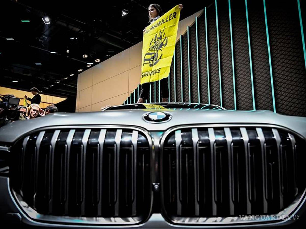 $!Activistas de Greenpeace irrumpen y se suben en los autos del Salón Internacional del Automóvil de Frankfurt, ve estas imágenes