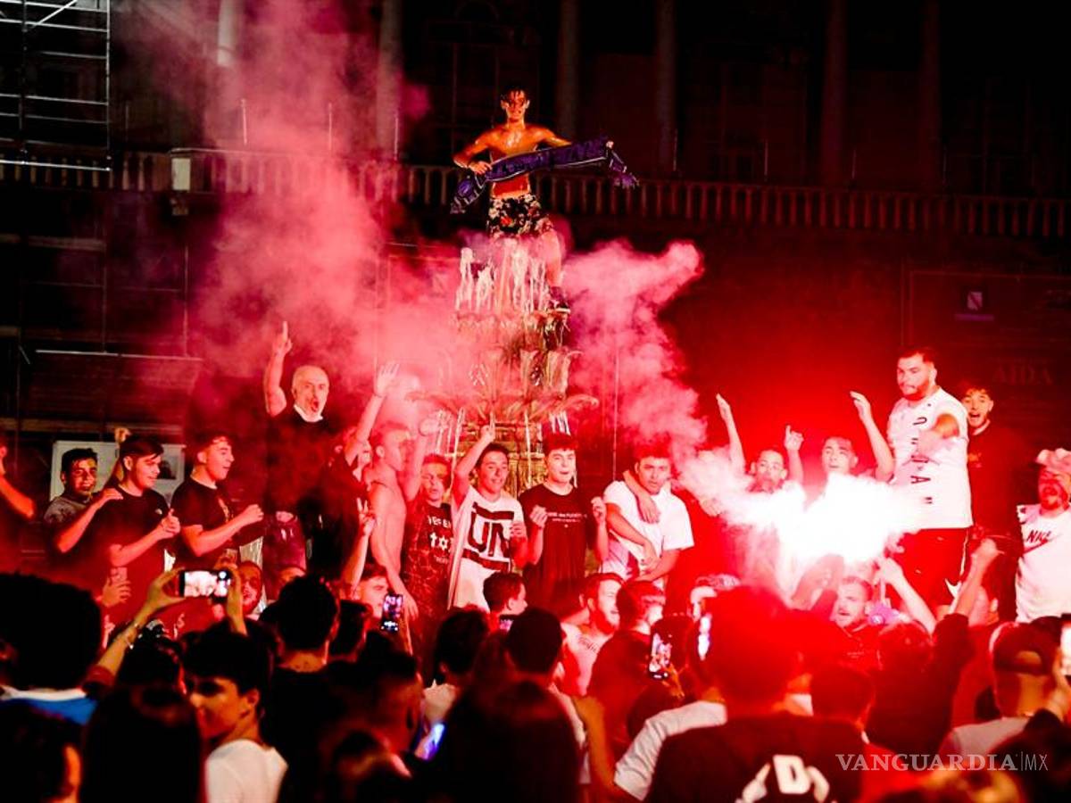 $!Nápoles olvida la sana distancia y llena sus calles tras ganar la Copa Italia (fotos)
