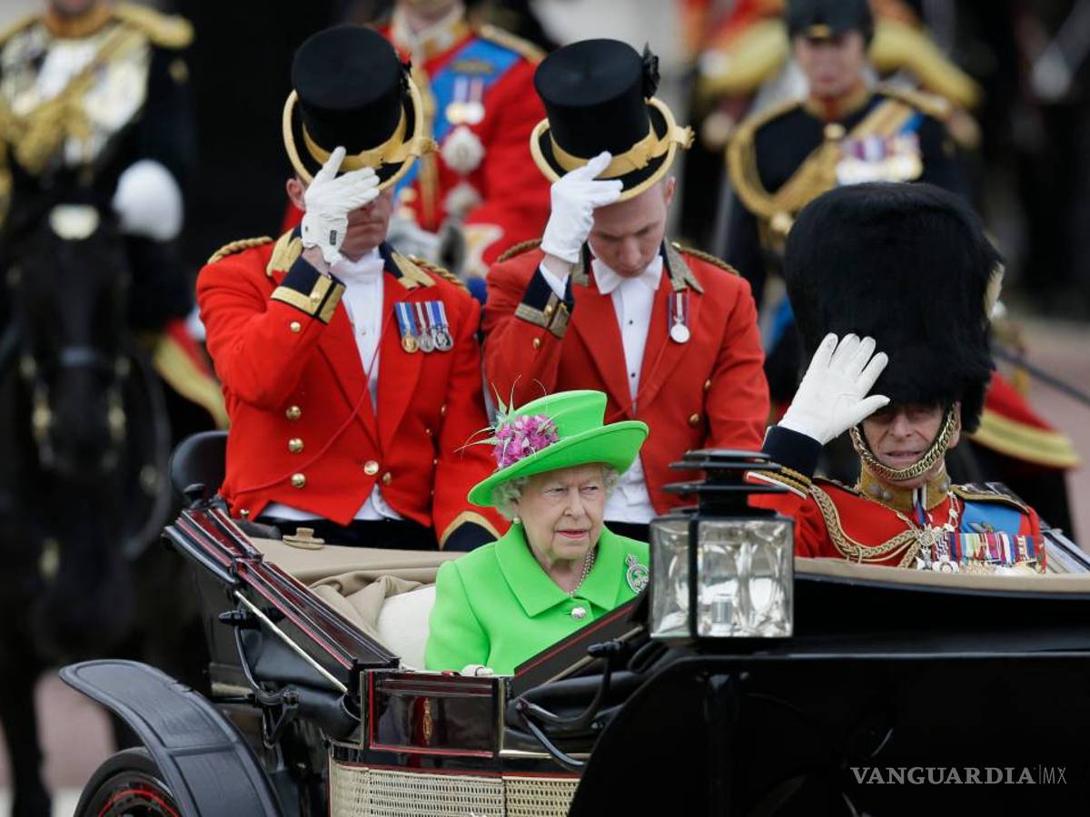 $!Londres vitorea a la reina de Inglaterra