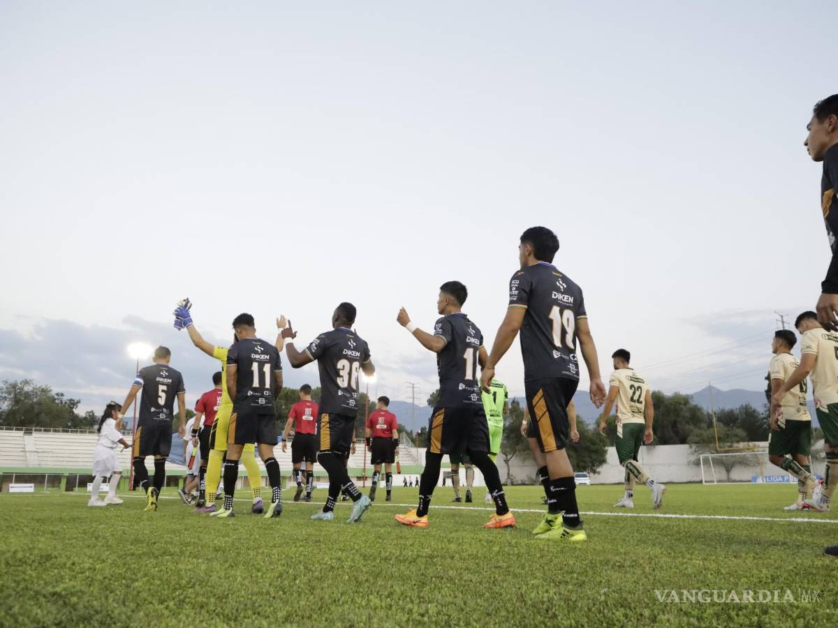 $!Los equipos entraron con todo al terreno de juego para disputar el encuentro.