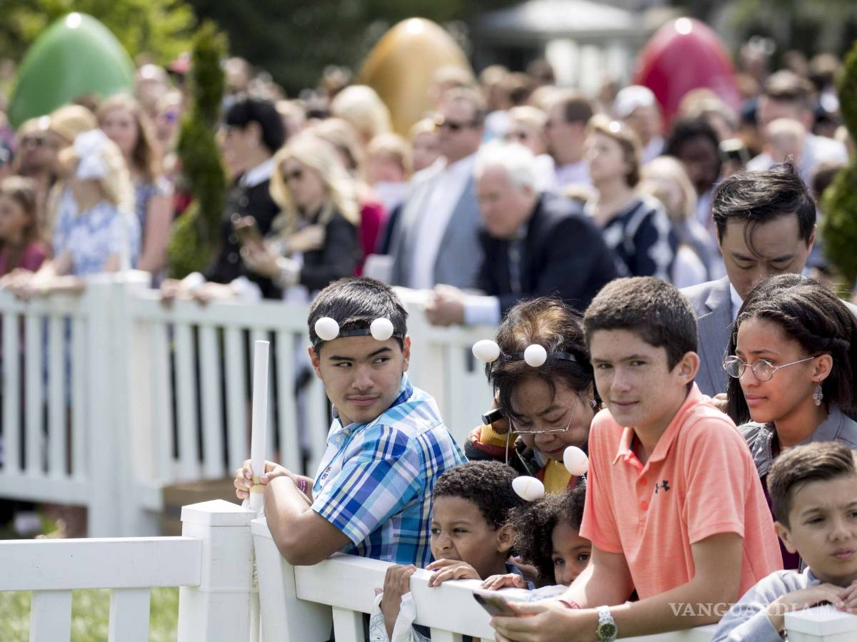 $!Donald Trump 'presume' a niños construcción del muro fronterizo con México