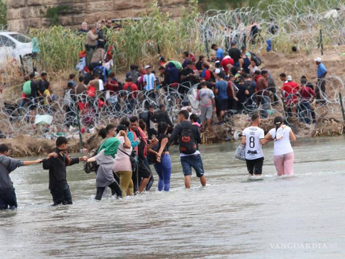 $!Hombres, mujeres y menores logran cruzar el río Bravo; el desafío son las alambradas.