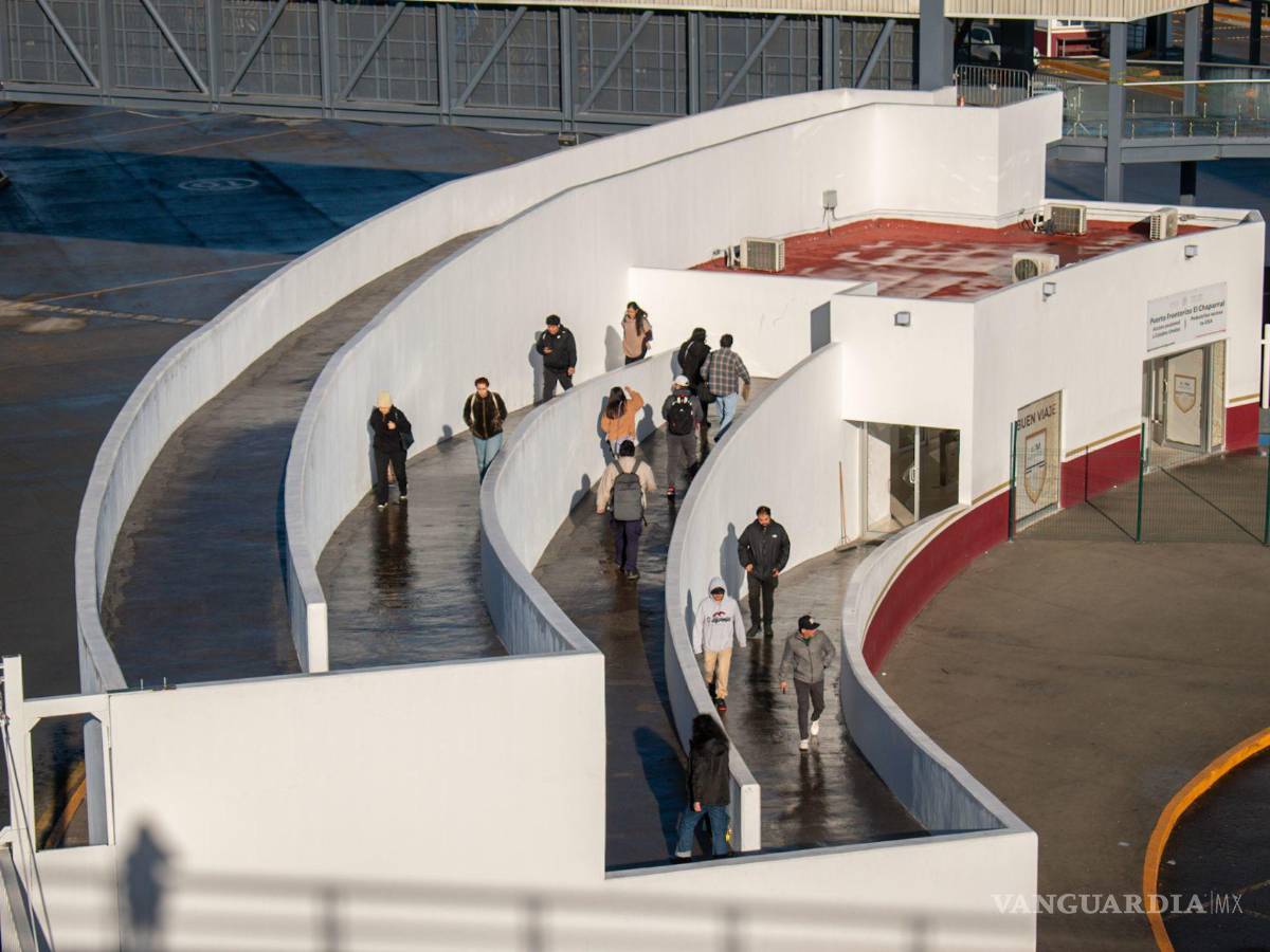 $!Cientos de personas volvieron a cruzar por el paso peatonal de la Garita El Chaparral Pedwest, que estuvo cerrado toda la temporada decembrina.