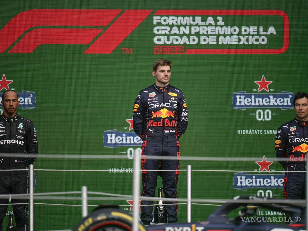 $!AMDEP9375. CIUDAD DE MÉXICO (MÉXICO), 30/10/2022.- El británico Lewis Hamilton (i), segundo lugar; el holandés Max Vertapeppen (c), primer lugar, y el mexicano Sergio Pérez, tercer lugar, posan en el podio del Gran Premio de Fórmula Uno de Ciudad de México hoy, en el Autódromo Hermanos Rodríguez en Ciudad de México (México). EFE/Luis Licona