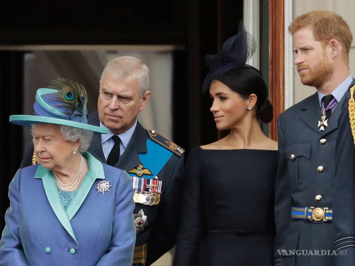 $!Isabel II pide resolver el estatus de los duques de Sussex, Enrique y Meghan