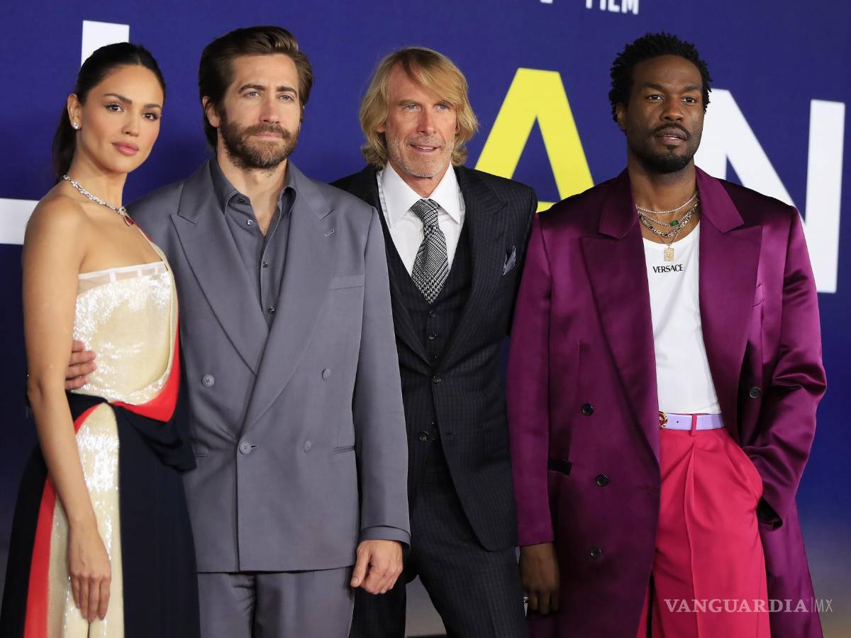 $!Eiza Gonzalez, Jake Gyllenhaal, Michael Bay, Yahya Abdul-Mateen II en la premiere de Ambulance en Los Angeles, California.