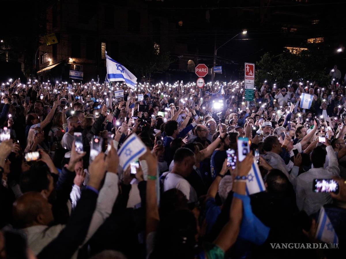 $!Decenas de personas participan de una manifestación en la plaza del Cincuentenario de Israel, en Sao Paulo, Brasil.