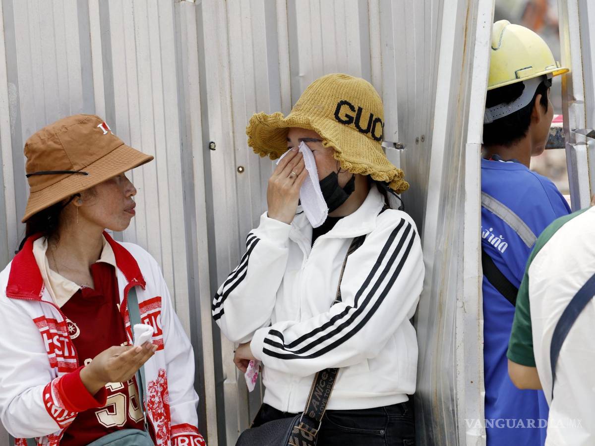 $!Una persona llora durante una operación de búsqueda y rescate de sobrevivientes en el lugar del derrumbe de un edificio tras un terremoto en Bangkok, Tailandia.