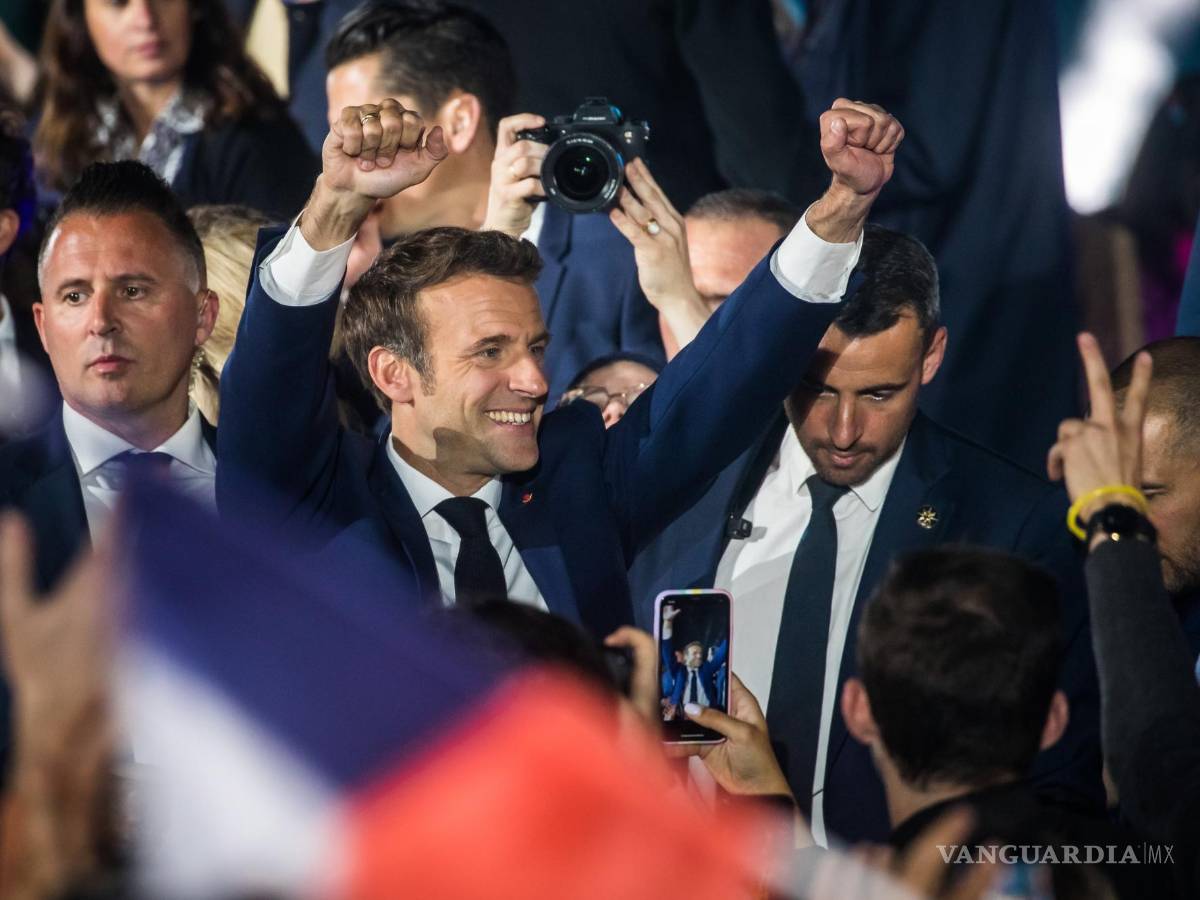 $!El presidente francés, Emmanuel Macron, reacciona con sus seguidores después de ganar la segunda vuelta de las elecciones presidenciales francesas.