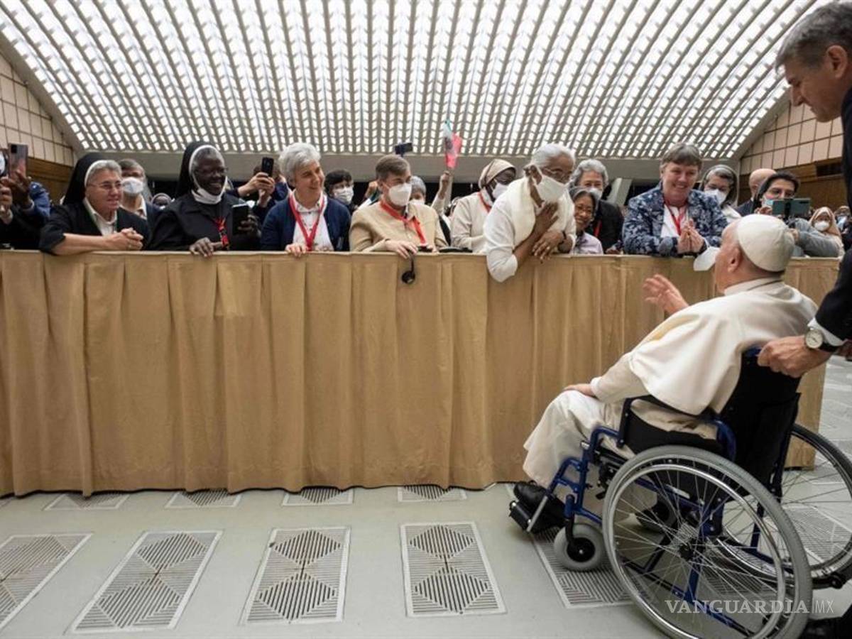 $!‘Estoy así desde hace tiempo, no puedo caminar’; aparece Papa Francisco en silla de ruedas