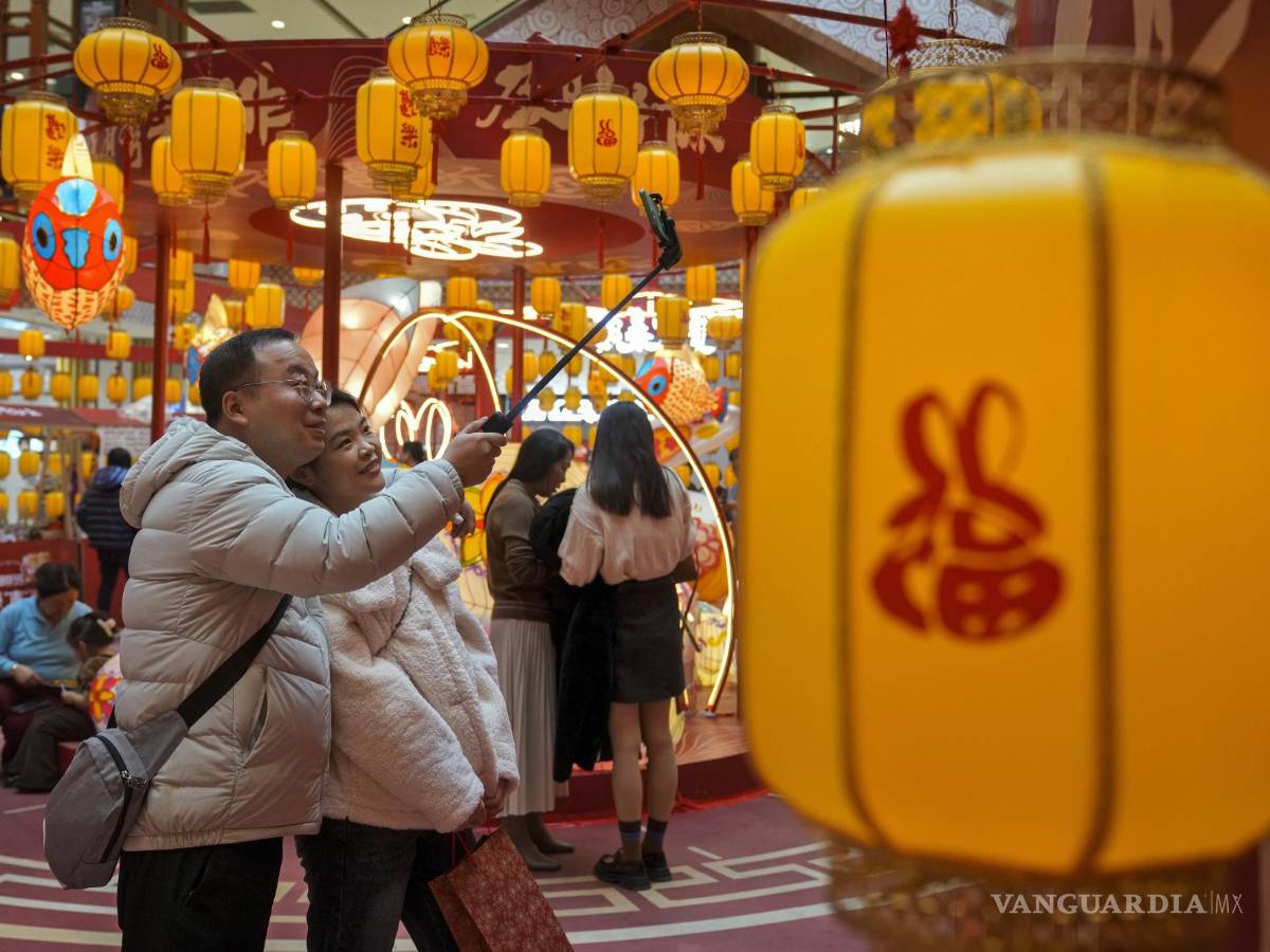 $!Una pareja se toma una selfie mientras en un centro comercial en Beijing.