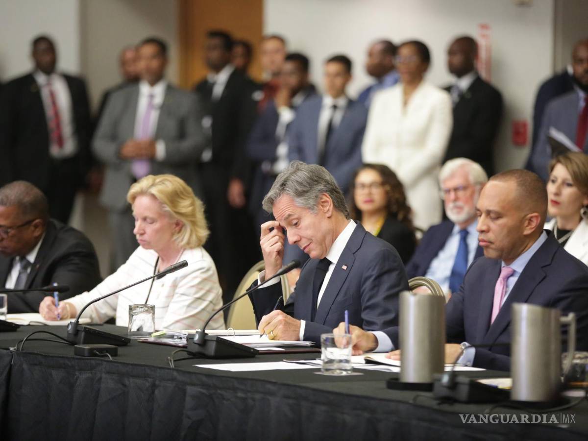 $!El secretario de Estado estadounidense, Antony Blinken (c) junto a la embajadora de EU en Guyana, Sarah Ann Lynch (2-i) en Puerto España, Trinidad y Tobago.