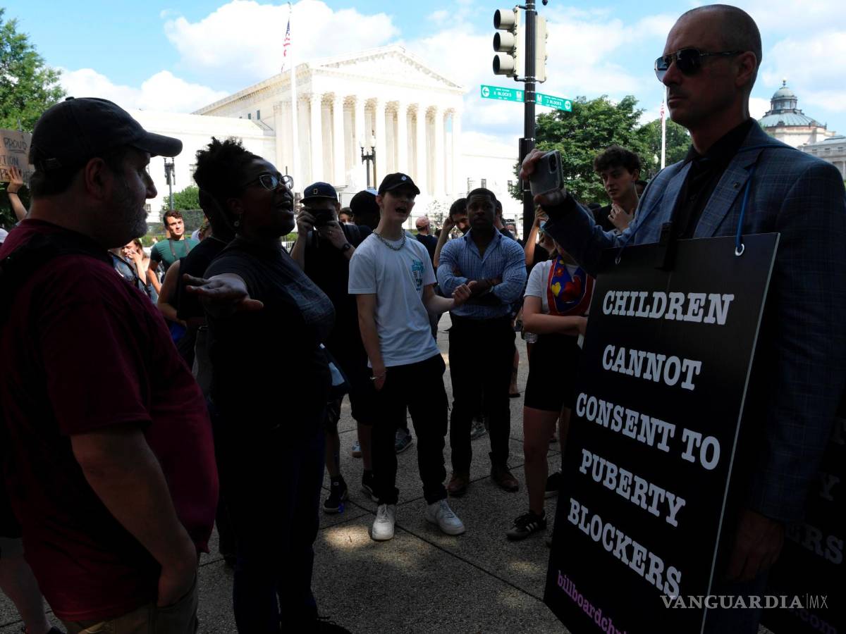 $!Un hombre sostiene una pancarta que dice los niños no pueden consentir a los bloqueadores de la pubertad, durante una manifestación en Washington.