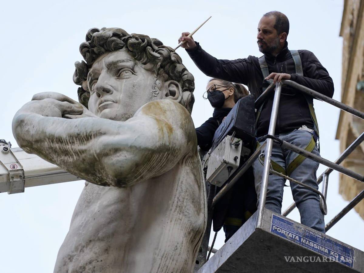 $!Técnicos del ayuntamiento de Florencia supervisan la copia del David de Miguel Ángel. EFE/Ayuntamiento de Florencia