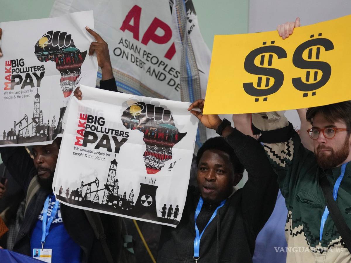 $!Activistas participan en una manifestación sobre fondos climáticos en la cumbre climática de la ONU COP29 en Bakú, Azerbaiyán.