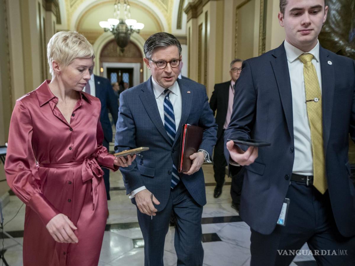 $!El presidente de la Cámara de Representantes, Mike Johnson (c), responde a una pregunta de los medios de comunicación mientras camina hacia su oficina.