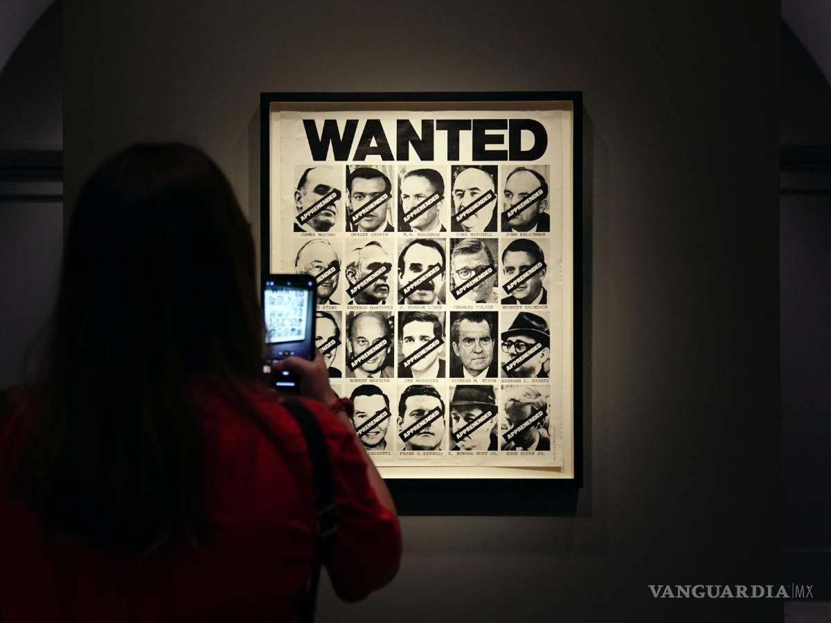$!Un cartel de búsqueda con personas involucradas en el Watergate en la exposición ‘Watergate: Retrato e intriga’ en la Galería Nacional de Retratos en Washington.