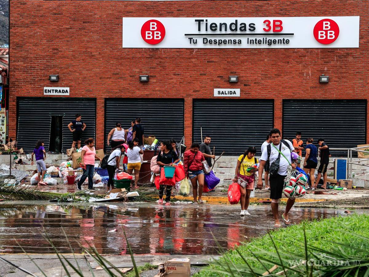 $!Vecinos intentan conseguir víveres tras el paso del huracán Otis en el balneario de Acapulco, en el estado de Guerrero, México.