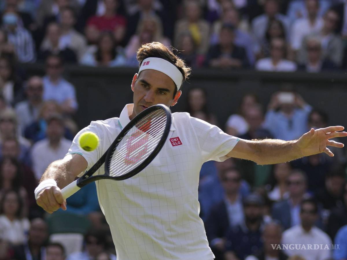 $!Roger Federer juega contra Hubert Hurkacz durante el partido de cuartos de final del Campeonato de Tenis de Wimbledon en Londres, el 7 de julio de 2021.