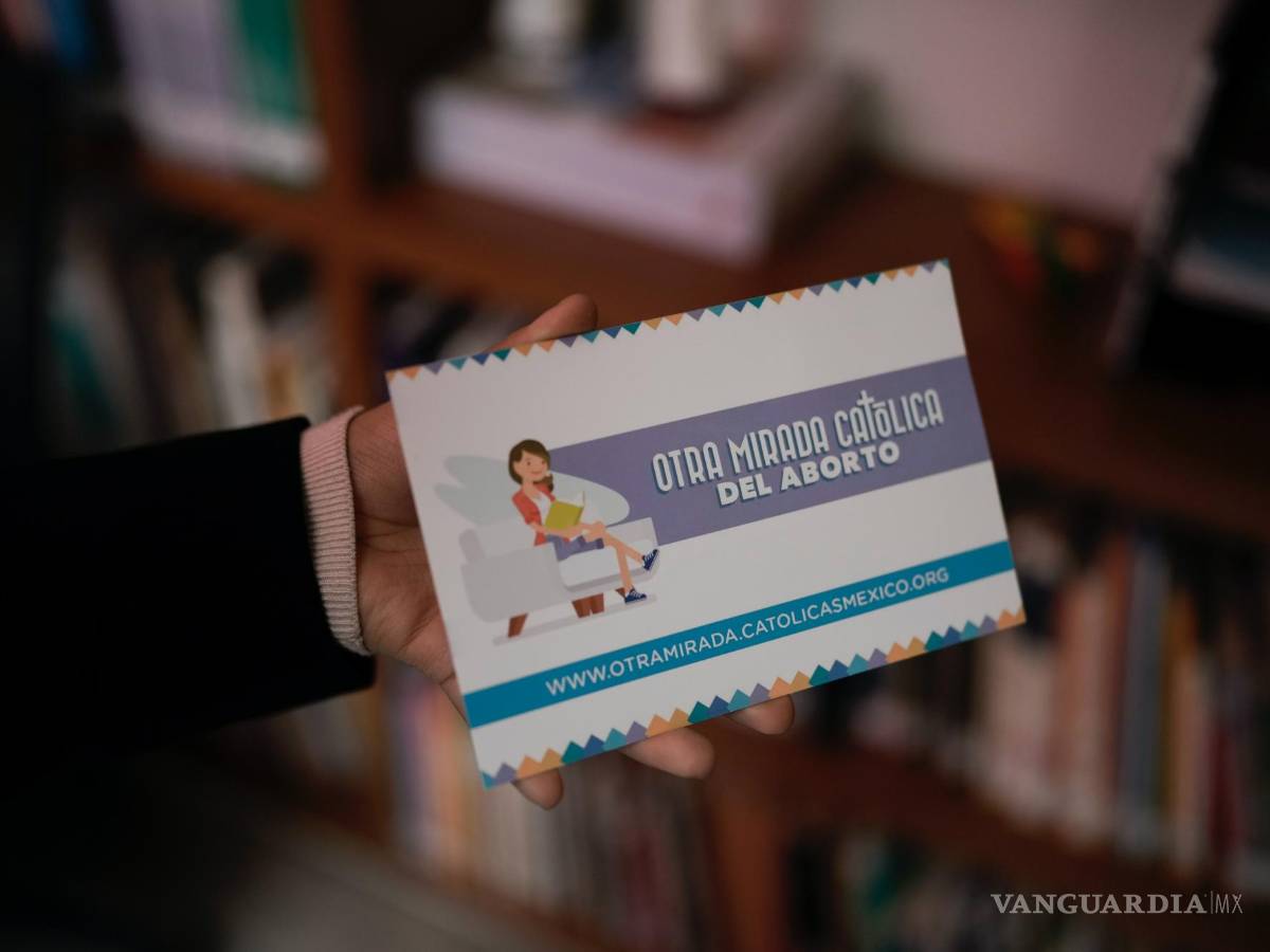 $!Una activista sostiene un panfleto donde se defiende el aborto en las oficinas de Católicas Por el Derecho a Decidir, en Ciudad de México.