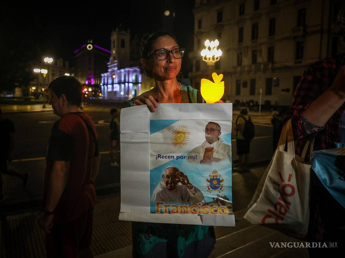 $!Sobre la salud del papa sobrevuelan otro tipo de amenazas: las teorías de la conspiración y los bulos que corren sin control por las redes sociales