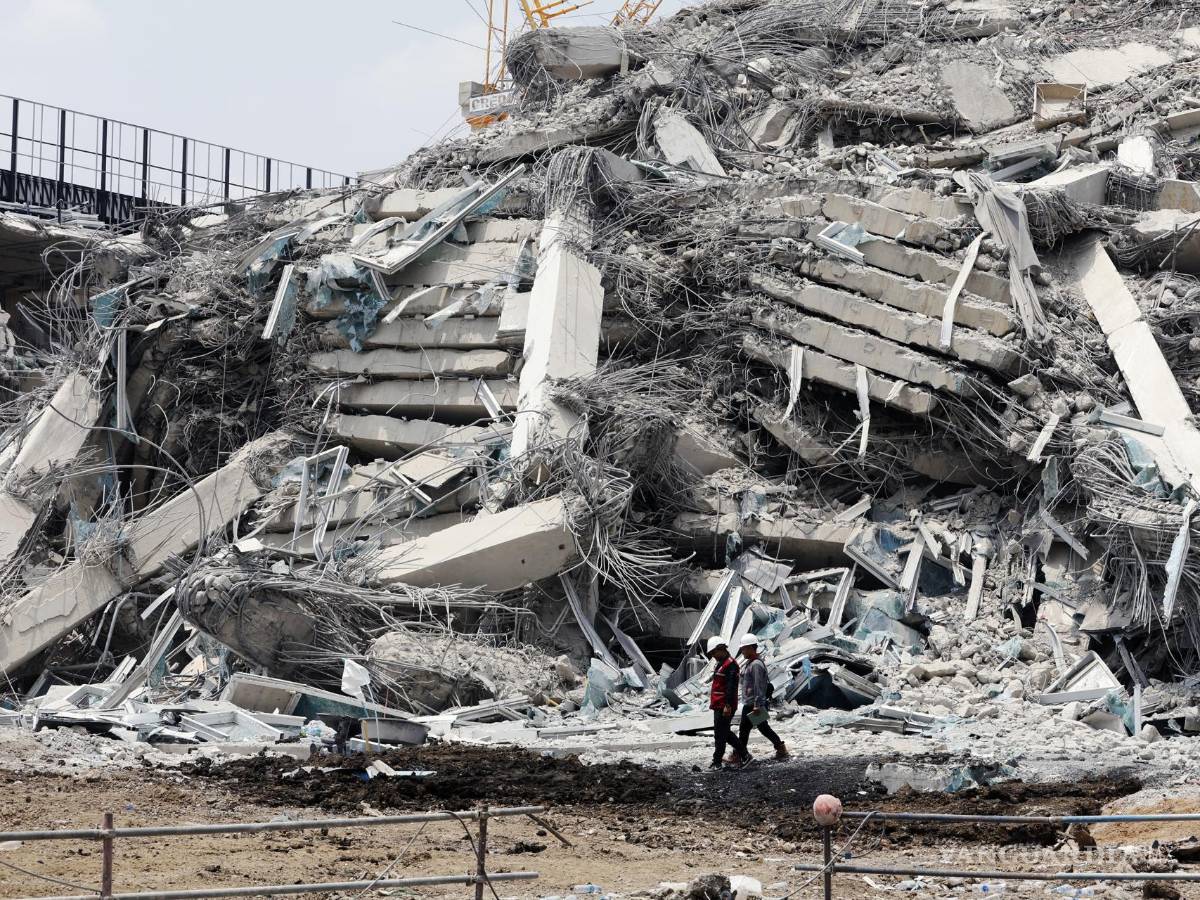 $!Los equipos de rescate caminan junto a los escombros de un edificio derrumbado durante una operación de búsqueda de sobrevivientes en Bangkok, Tailandia.